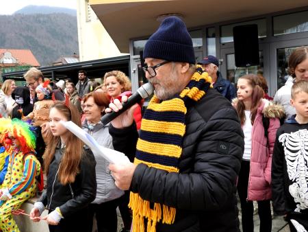Številni obiskovalci so se ob komentarjih Franca Pestotnika Podokničarja nasmejalo pustnim domislicam